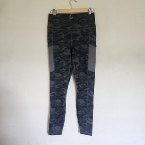 NEW Fabletics Power Hold Camo Print Athletic Leggings with Pockets size Medium